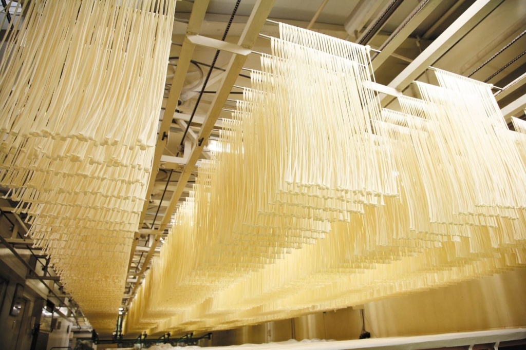 生地づくりから完成まで、約30時間以上かけてつくる手延べ麺