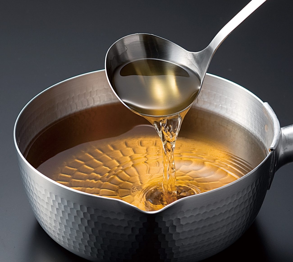 つゆのベース「白だし」は、北海道産利尻昆布、かつお節などを使用して毎日作成