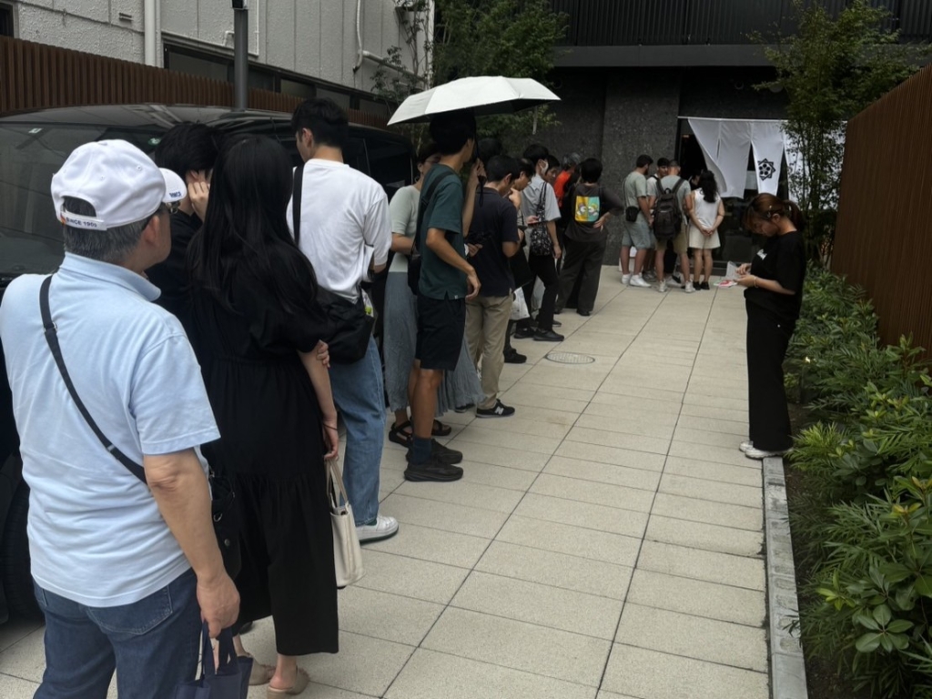 系列店舗に並ぶ行列の様子