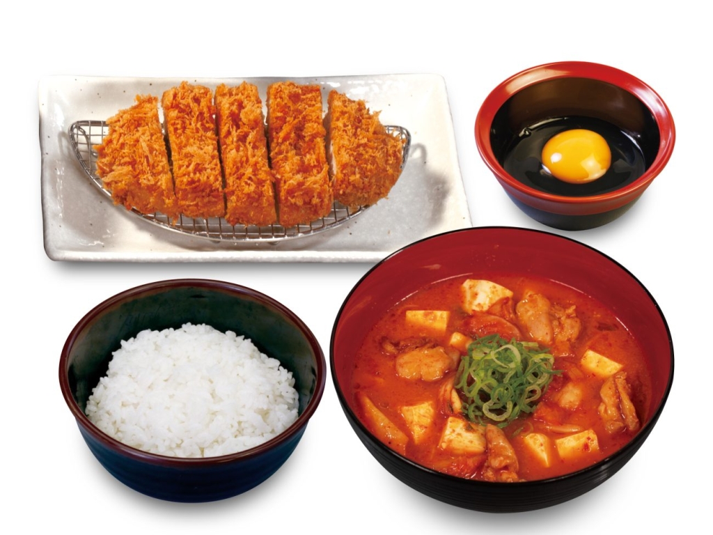 「鶏豆腐キムチチゲ ロースかつ定食」