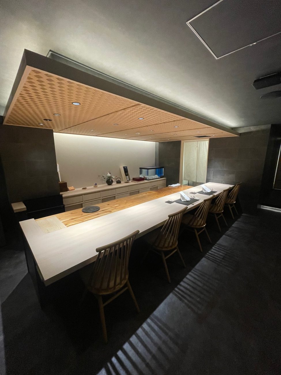 和の伝統的な意匠で落ち着いた空間が広がるカウンター