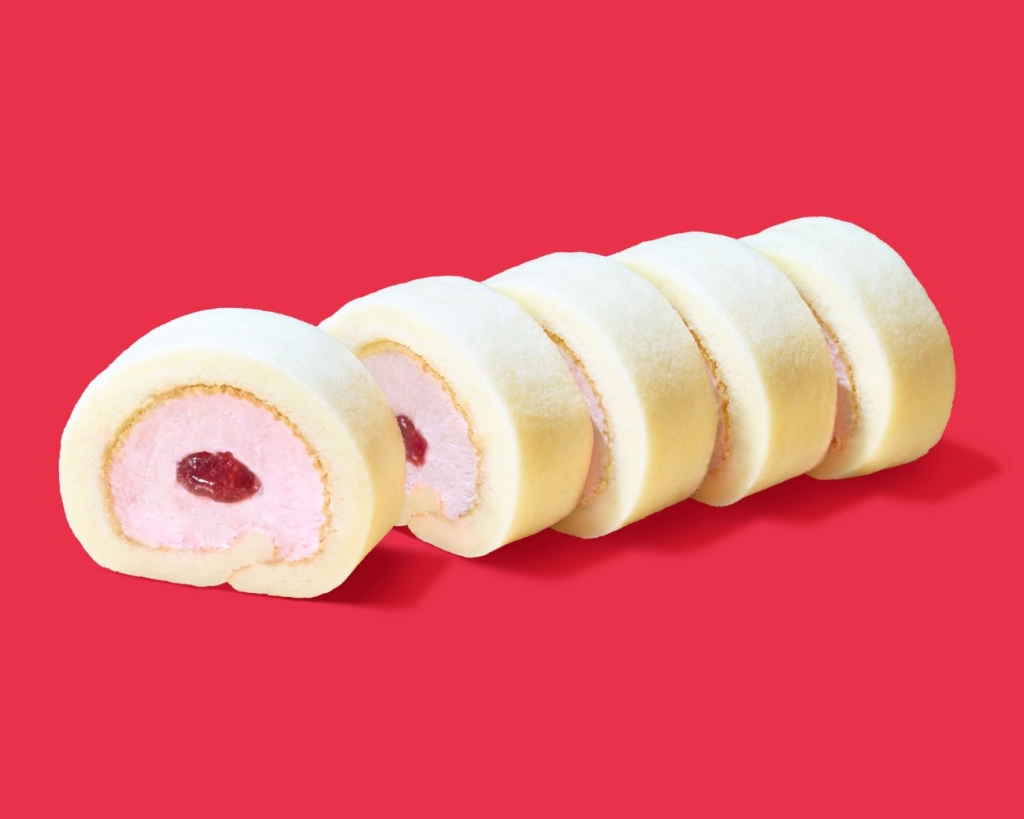 ファミマ もっちりクリームロール(いちごソース入り)