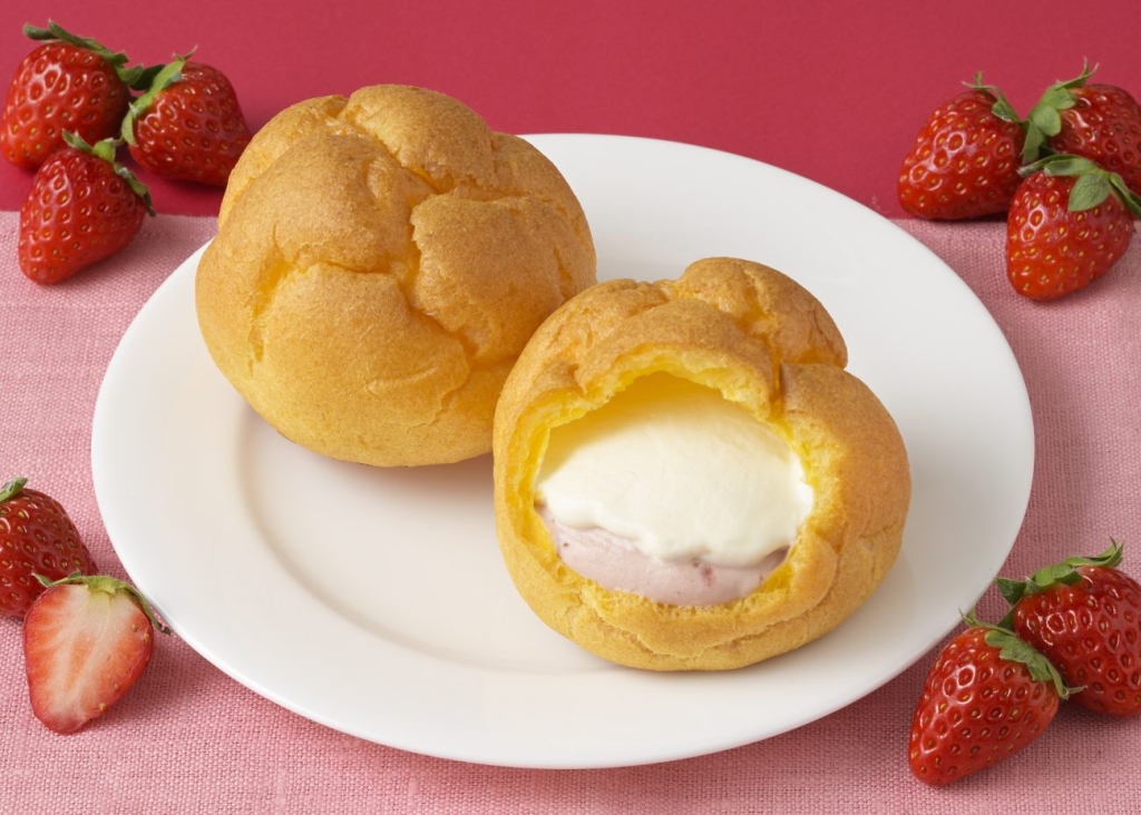 ジャンボシュークリーム(あまおう苺&ミルクホイップ) 断面