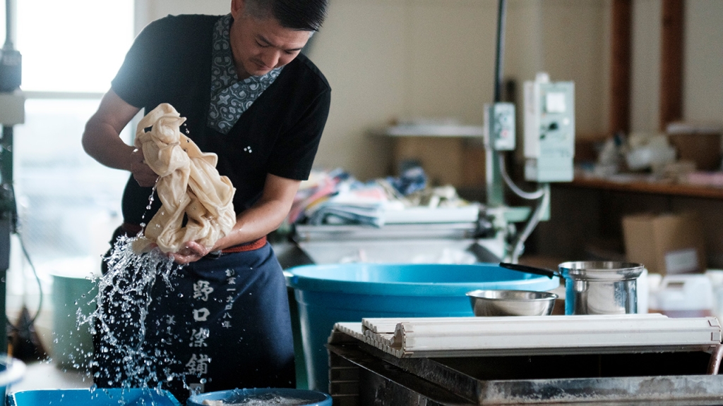 染色は職人が10枚ずつ手作業で行う