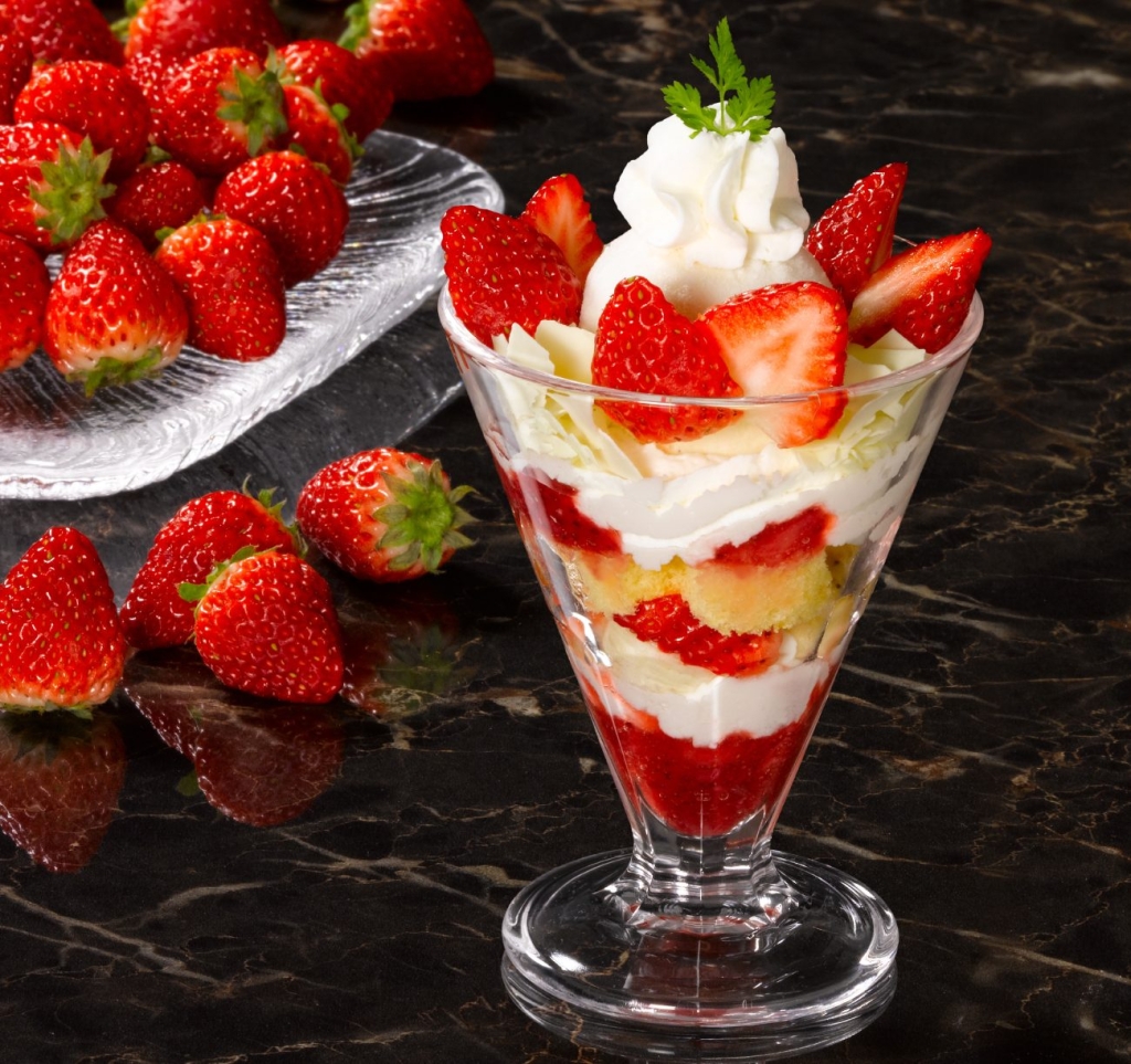 苺のトライフルパフェ仕立て