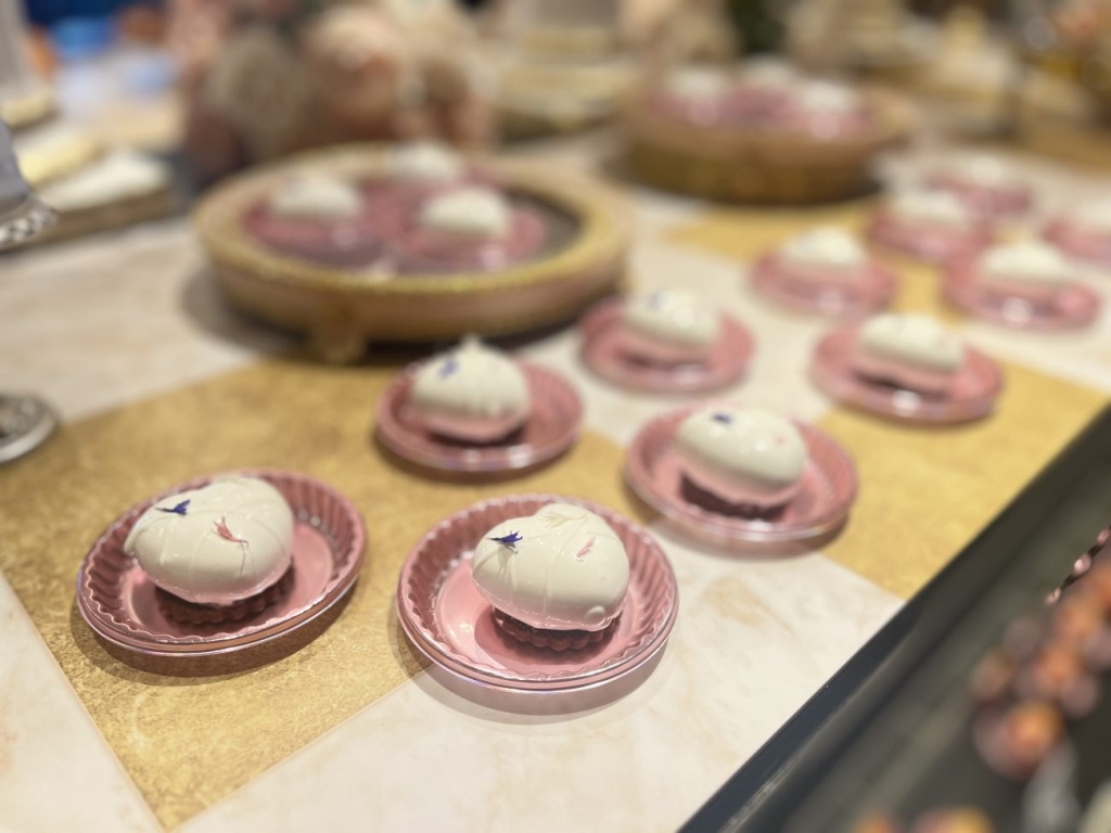 ミニケーキ「純白のハート」はチョコレートムースにアールグレイの香り、リンゴのガトーを加えた