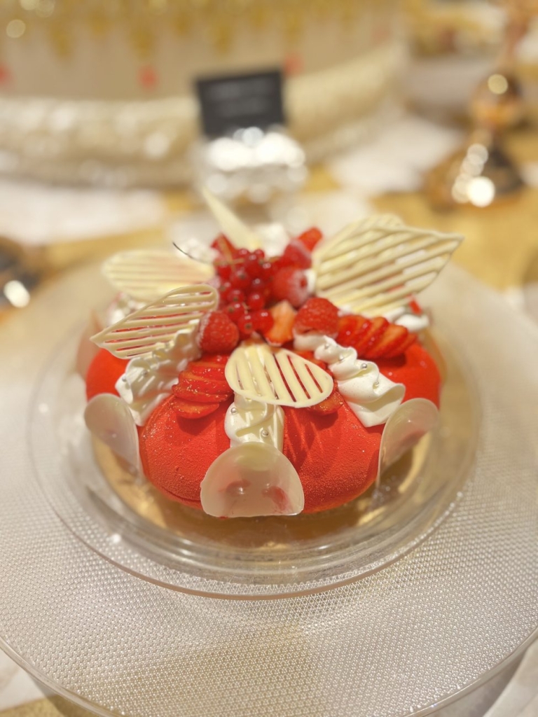 メインケーキの「いちご色のドレス」は赤紫蘇と桜を使った和のテイスト