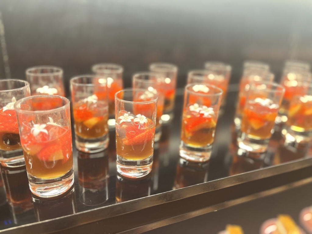 グラスデザート「アップルティーゼリー、ストロベリーとローズ」はアフタヌーンティーでも提供