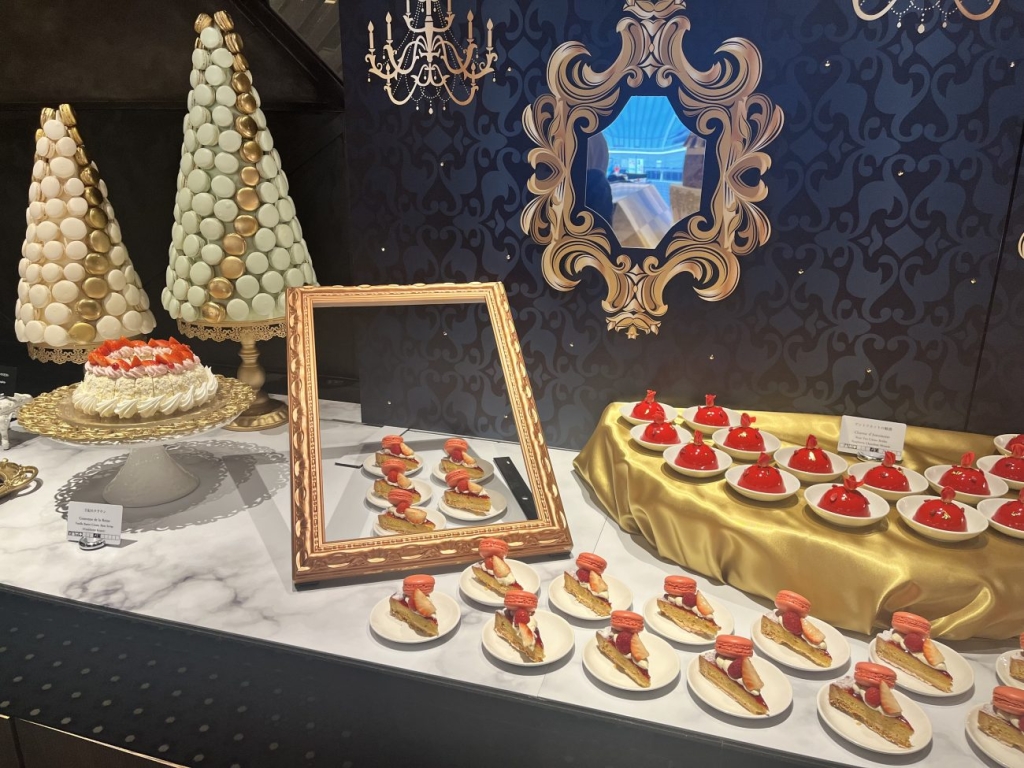 ビュッフェ台には華やかなスイーツが並ぶ