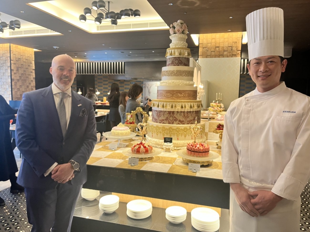 左からマーク・ミーニー総支配人、百田利治エグゼクティブ・ペイストリーシェフ