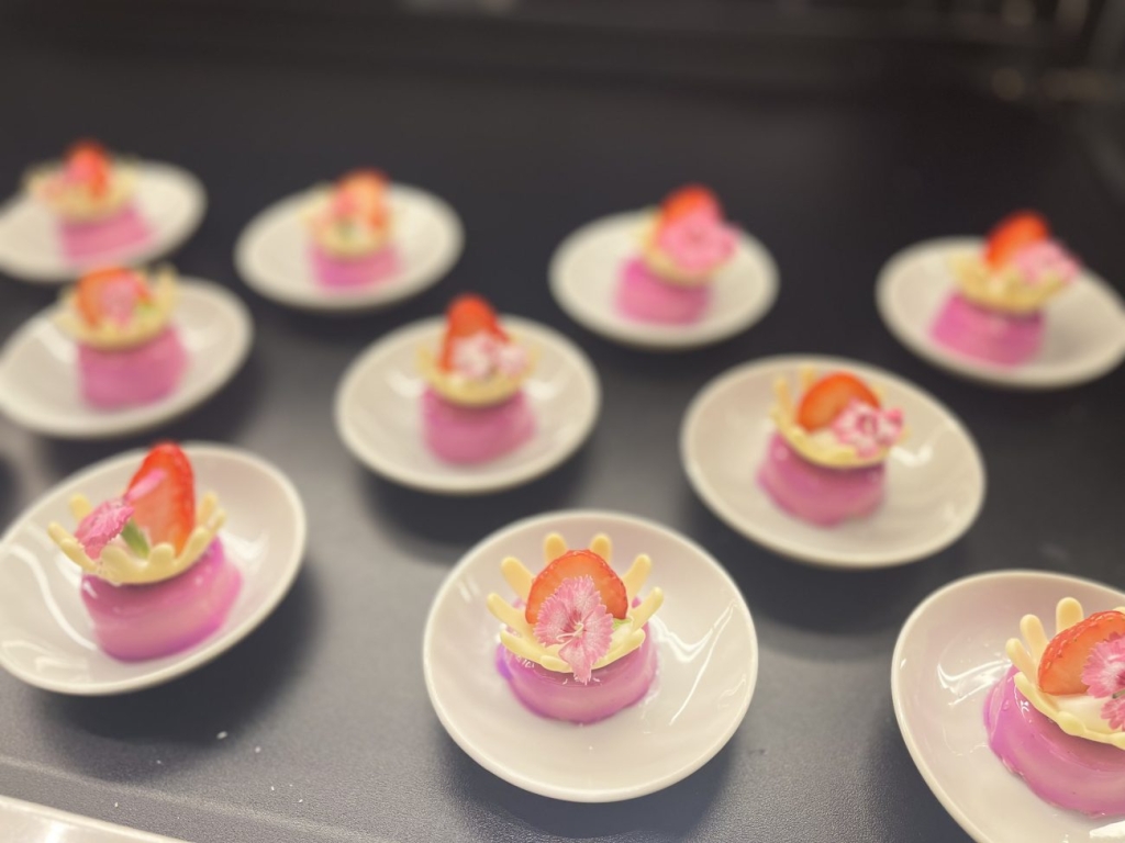 ミニケーキ「紫のジュエリー」は意外にもバナナフレーバー