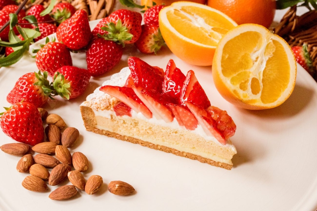 「イチゴとアーモンドババロアのタルト ～ホワイトチョコレート風味～」ピース