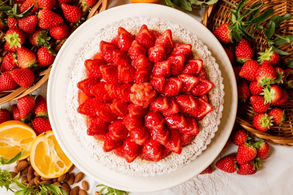 「イチゴとアーモンドババロアのタルト ～ホワイトチョコレート風味～」ホール