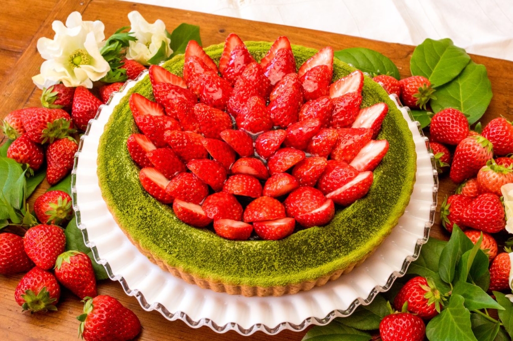 「抹茶とイチゴのタルト」ホール