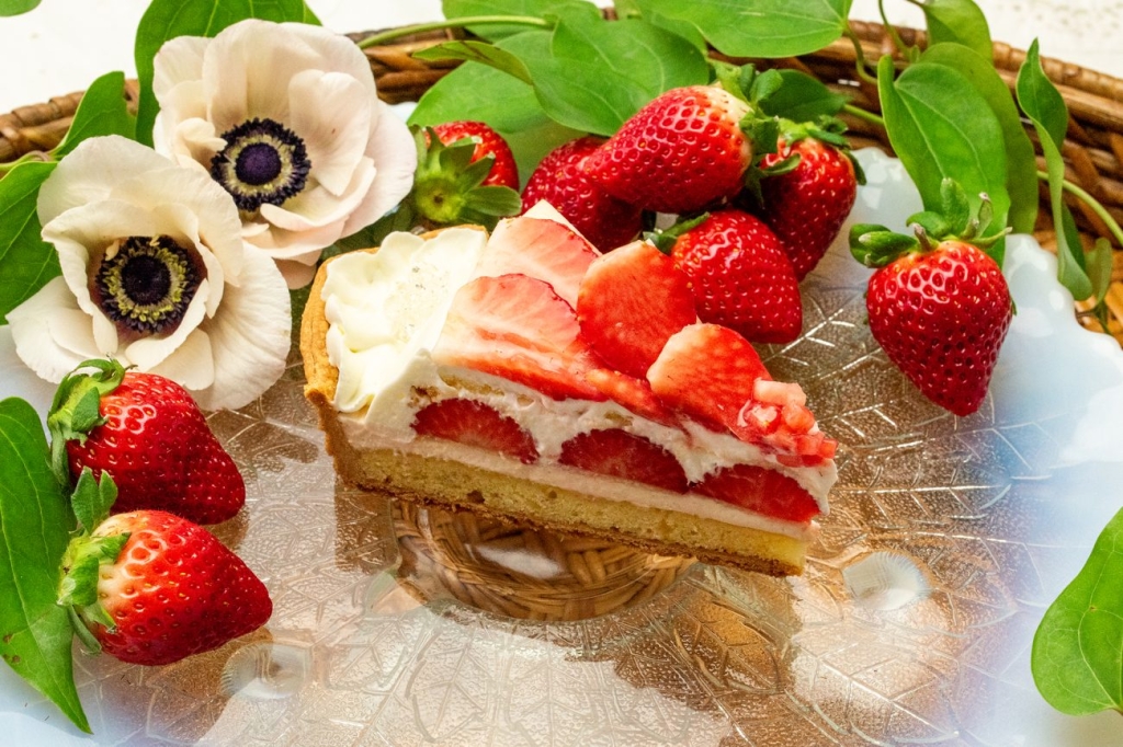 「輪花型 福岡うるう農園産 “あまおう”のフリルクリームのタルト」ピース