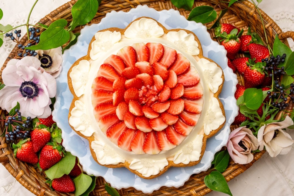 「輪花型 福岡うるう農園産 “あまおう”のフリルクリームのタルト」ホール