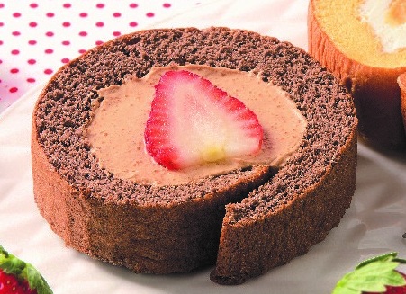 大きな苺のふんわりロールショコラ