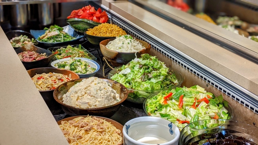 サラダバーの定番メニュー「グリーンサラダ」「トマト」「ポテトサラダ」など