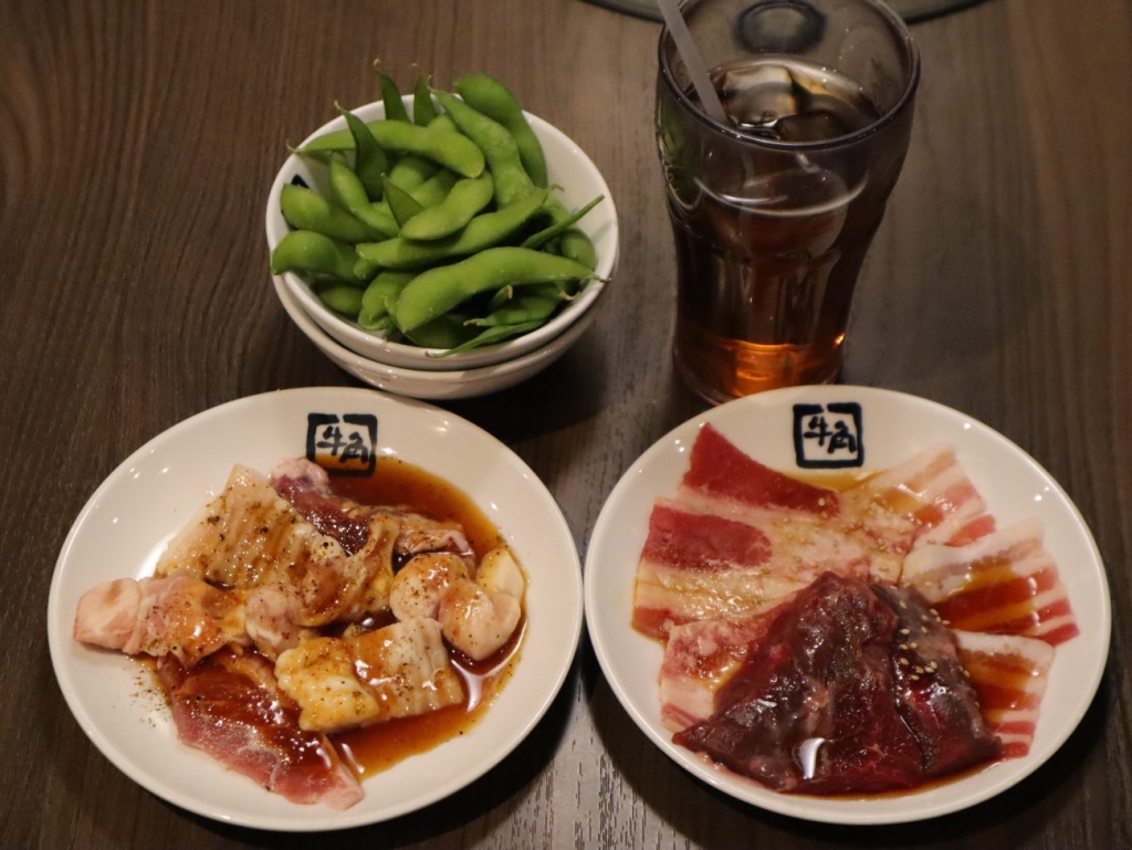 『焼肉酒場セット』（ホルモン盛り「黒MIX」とウーロン茶を注文）