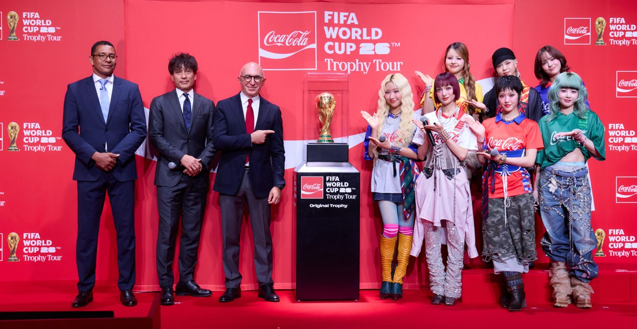 トロフィーお披露目イベントで登壇者がトロフィーを囲む。左からFIFAレジェンドのジルベルト・シウバ氏、日本サッカー協会の宮本恒靖会長、日本コカ・コーラのムラット・オズゲル社長、XG