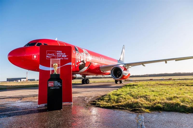 FIFAワールドカップトロフィーを運んだ専用機。トロフィーツアーの一環として日本に到着した