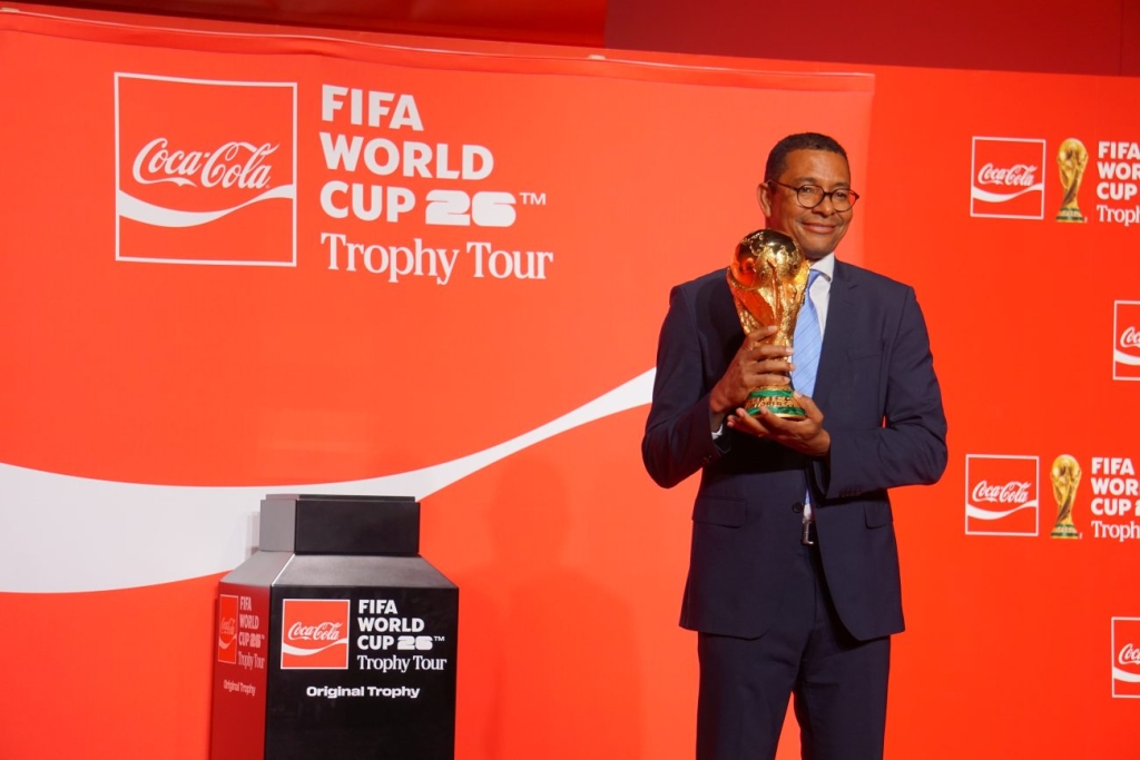 FIFAレジェンドのジルベルト・シウバ氏がトロフィーを手にする