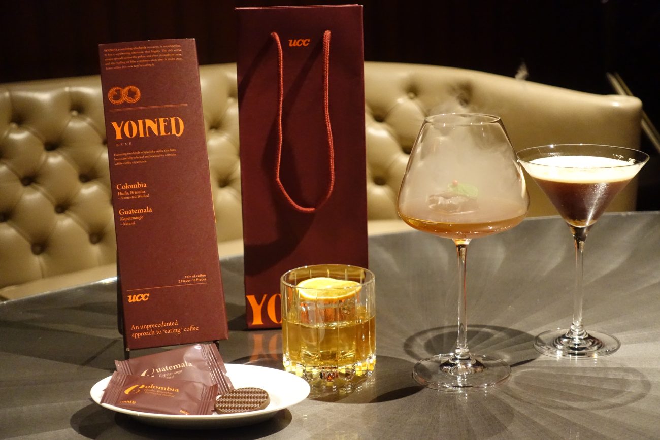 「YOINED」（左）とバーで提供しているYOINEDに合うカクテル2種（中央）と「ギャラリーエスプレッソマティーニ」（右）