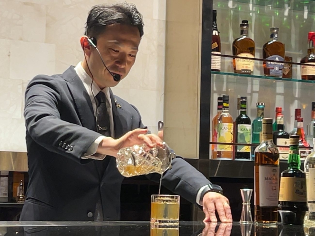 バーテンダーの今成豊氏