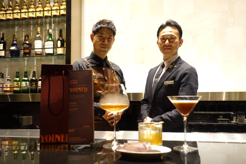 YOINEDに合う2種類のカクテルを開発した土井氏（左）と今成氏
