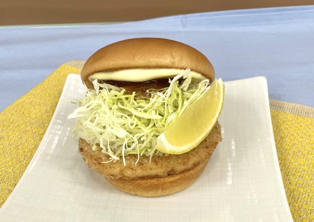 「和風旨うまだれのとり竜田バーガー ～くし切りレモン添え～」