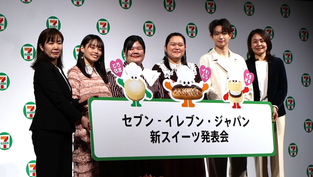 羽石商品本部長(右)･飯野氏(左)･綱さん(右から2番目･ぼる塾の3人)