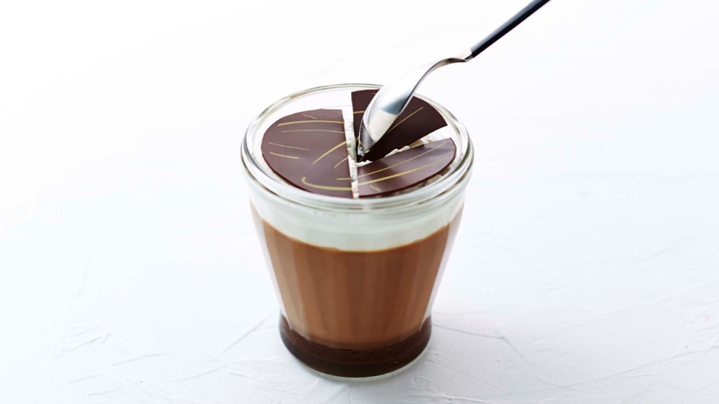 4層仕立てのチョコレートプリン