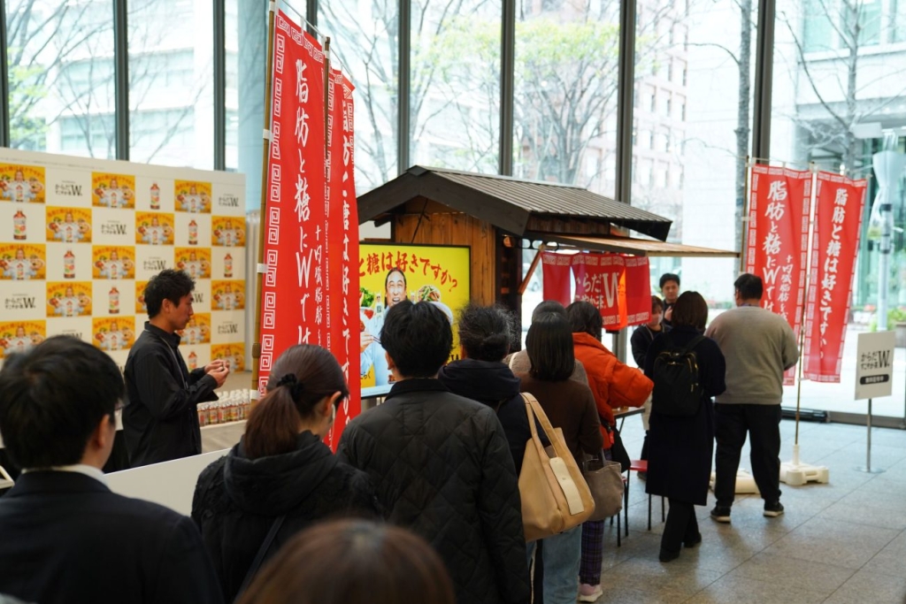 夜鳴き風屋台ステージで「からだすこやか茶W+」3,500本を配布