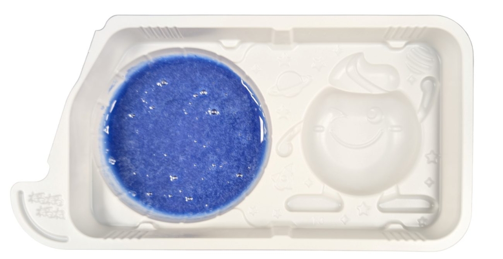 1ばんの粉と水を混ぜると鮮やかな青色に変化