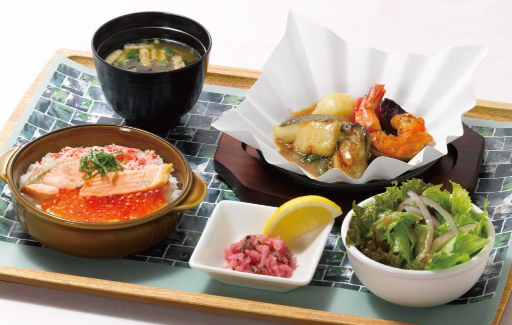いくらと時鮭、蟹のご飯＆真鱈と牡蠣のあつあつグリル（サラダ・味噌汁・漬物付）