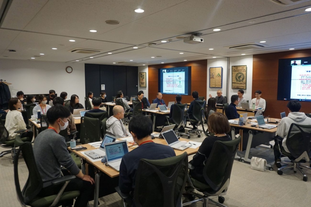 「まずは社員から幸福に」。幸福学の講義とグループワークを社内で実施