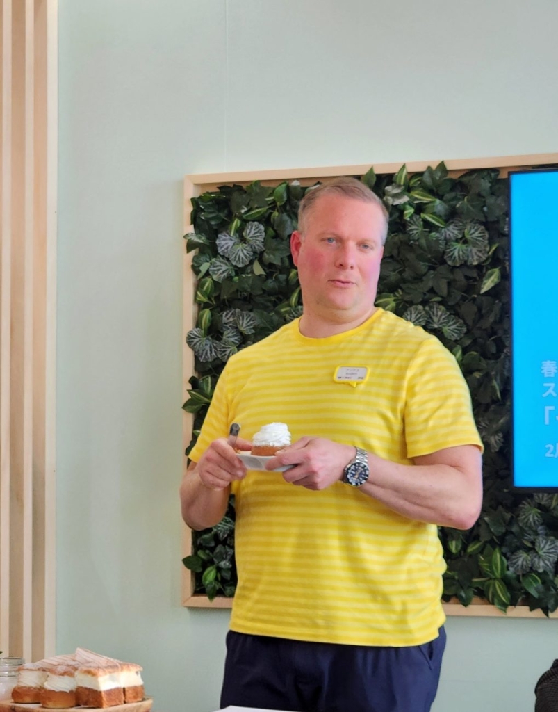 レンベルトアンデス氏のセムラの食べ方レクチャー