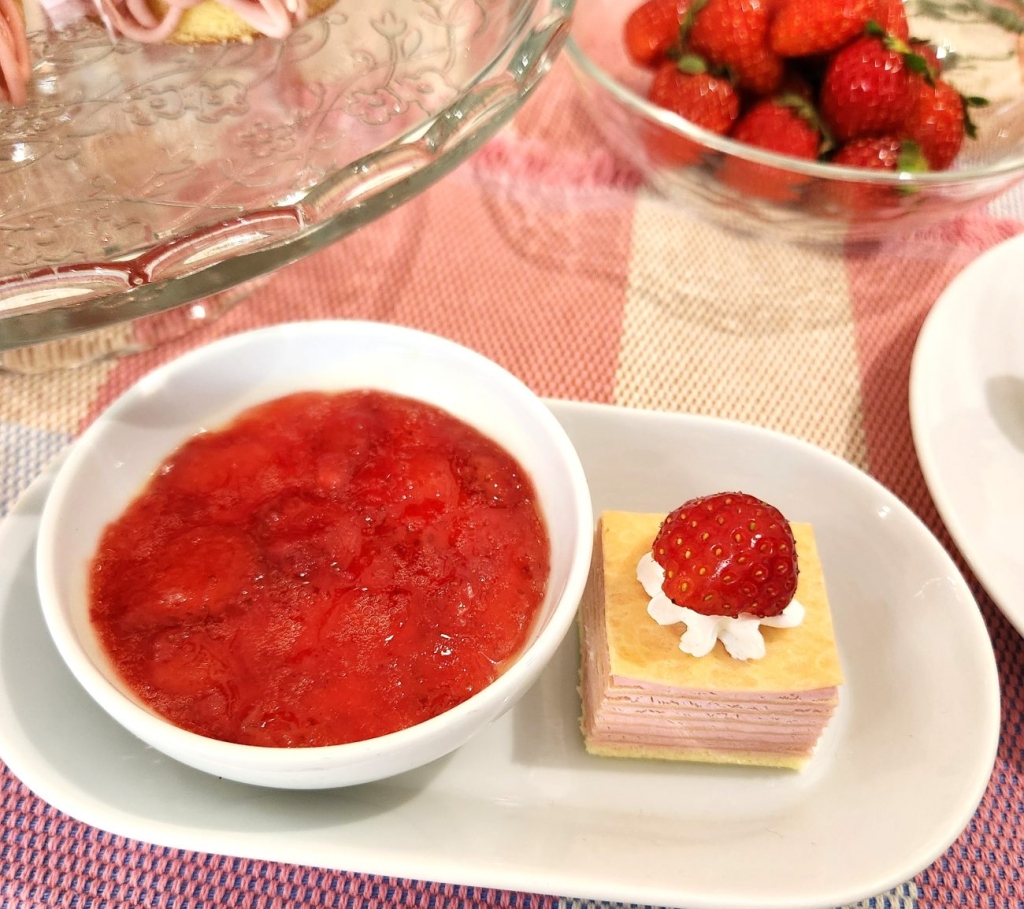 「とろ～りストロベリープリンセット」(490円)