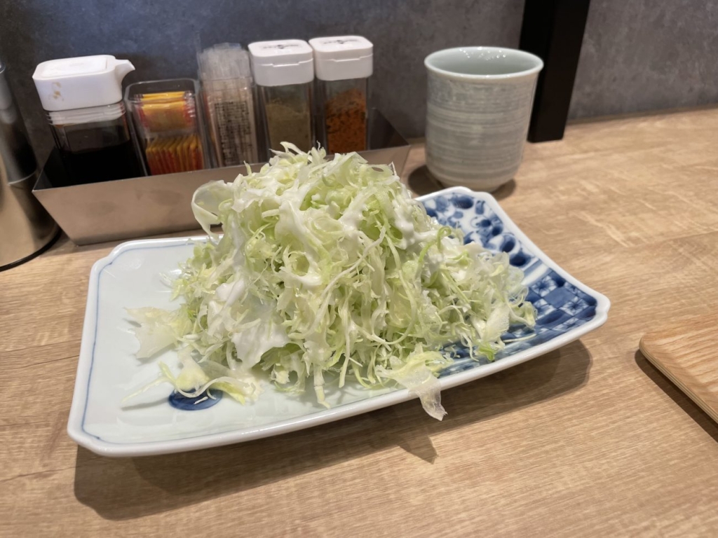 キャベツサラダも120gと大ボリューム