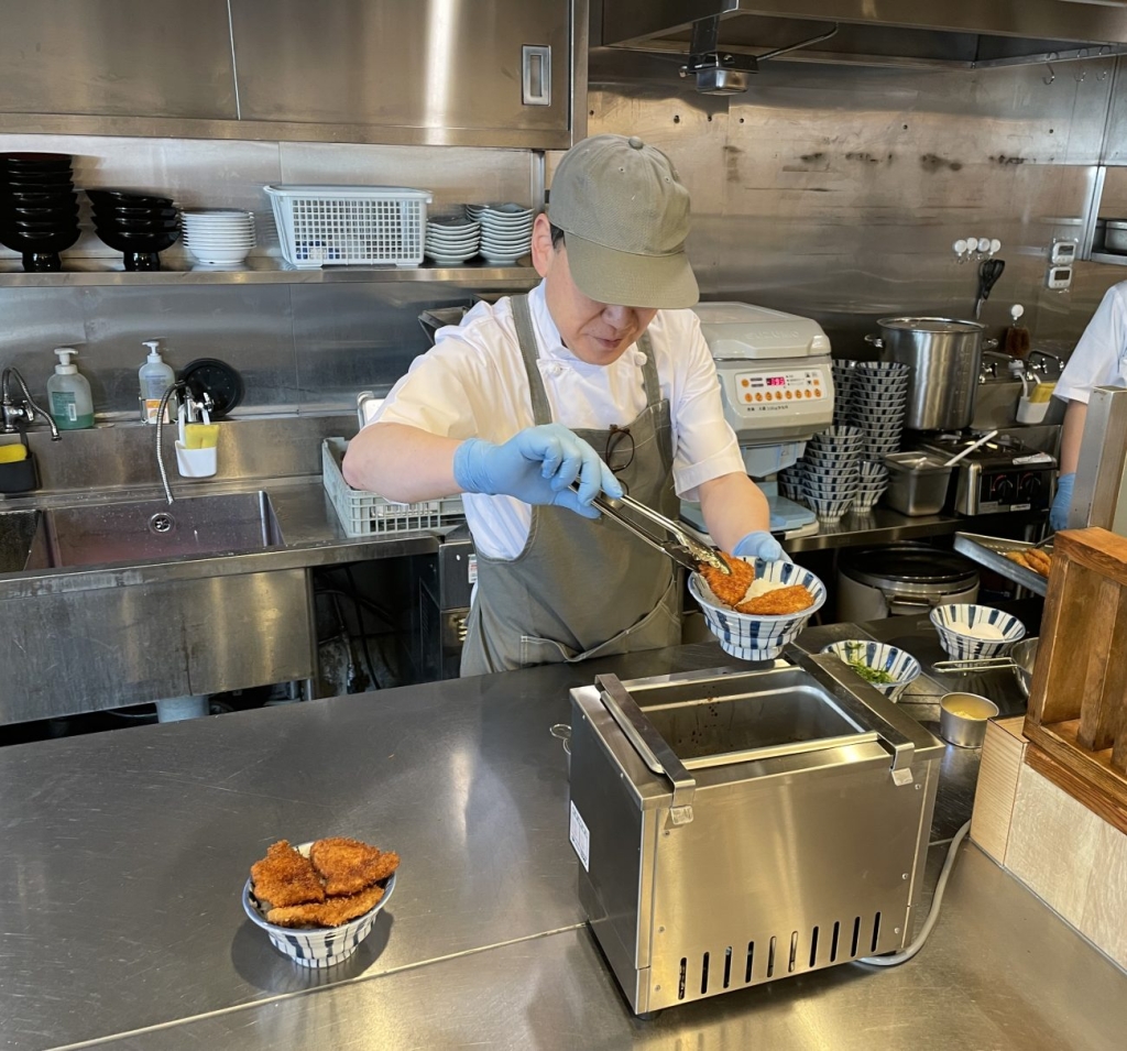 揚げたてのカツをタレにくぐらせて提供