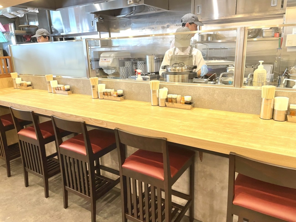 「タレカツ食堂 たれとん 新橋店」内観