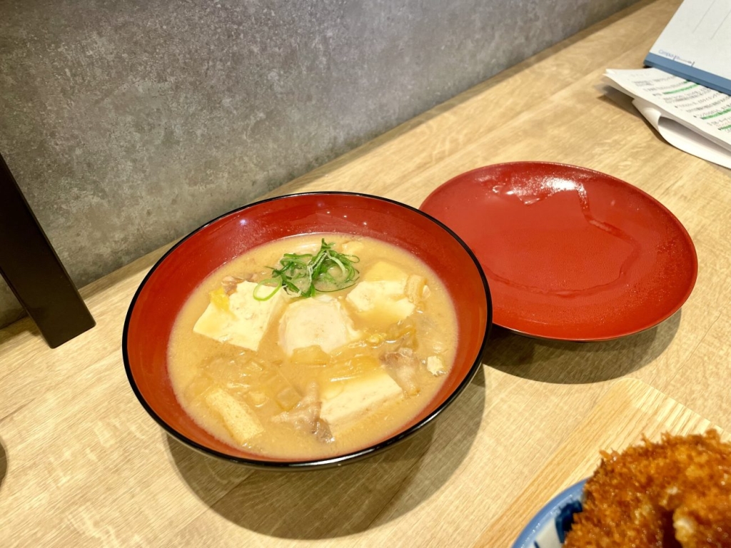 サイドメニューの豚汁は卵入りでボリューム満点