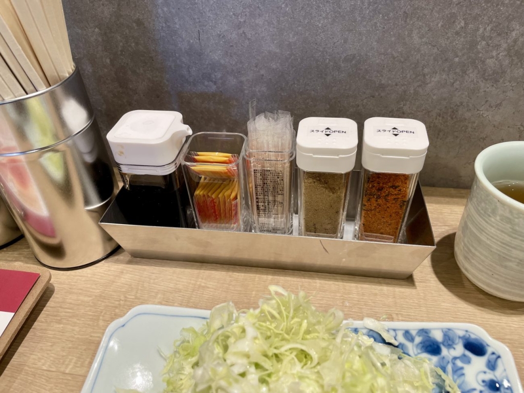 タレカツは薬味や追いタレで自分好みに楽しめる