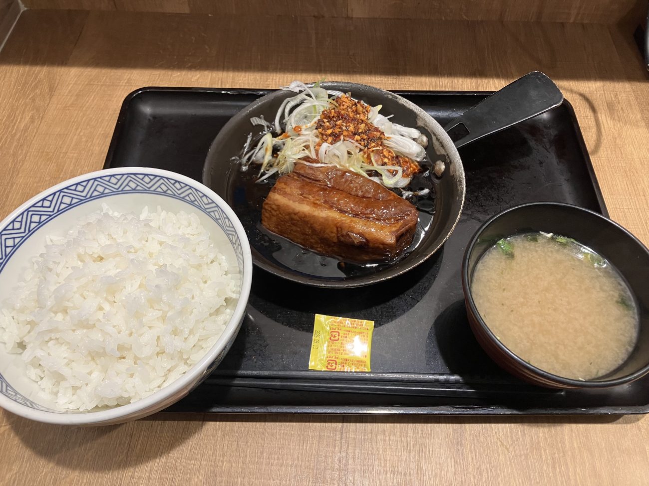 「厚切り豚角煮定食」