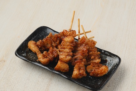 おすすめメニュー「パリパリ鶏皮揚げ串」