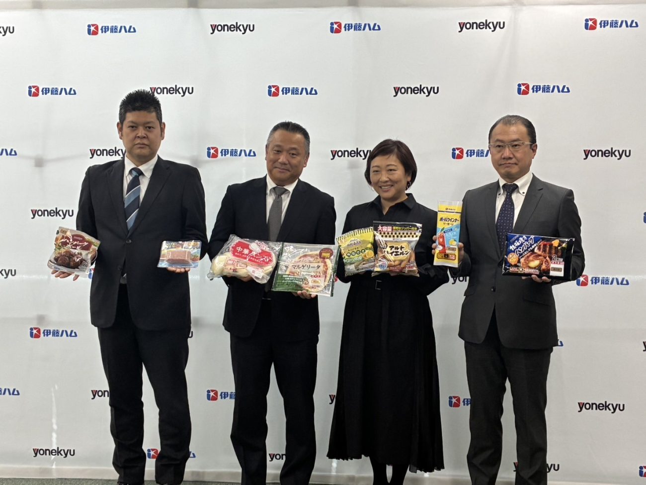 中嶋祐子常務執行役員マーケティング担当加工食品事業本部副事業本部長(＝写真中央右)、青木純一加工食品事業本部事業戦略統括部マーケティング部長(＝写真中央左)、太田健一同マーケティング部家庭用企画室長(＝写真右)、服部剛弘同マーケティング部商品企画室長(＝写真左)