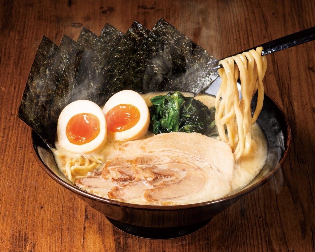 壱角家のラーメンとライスで「家系めし」を