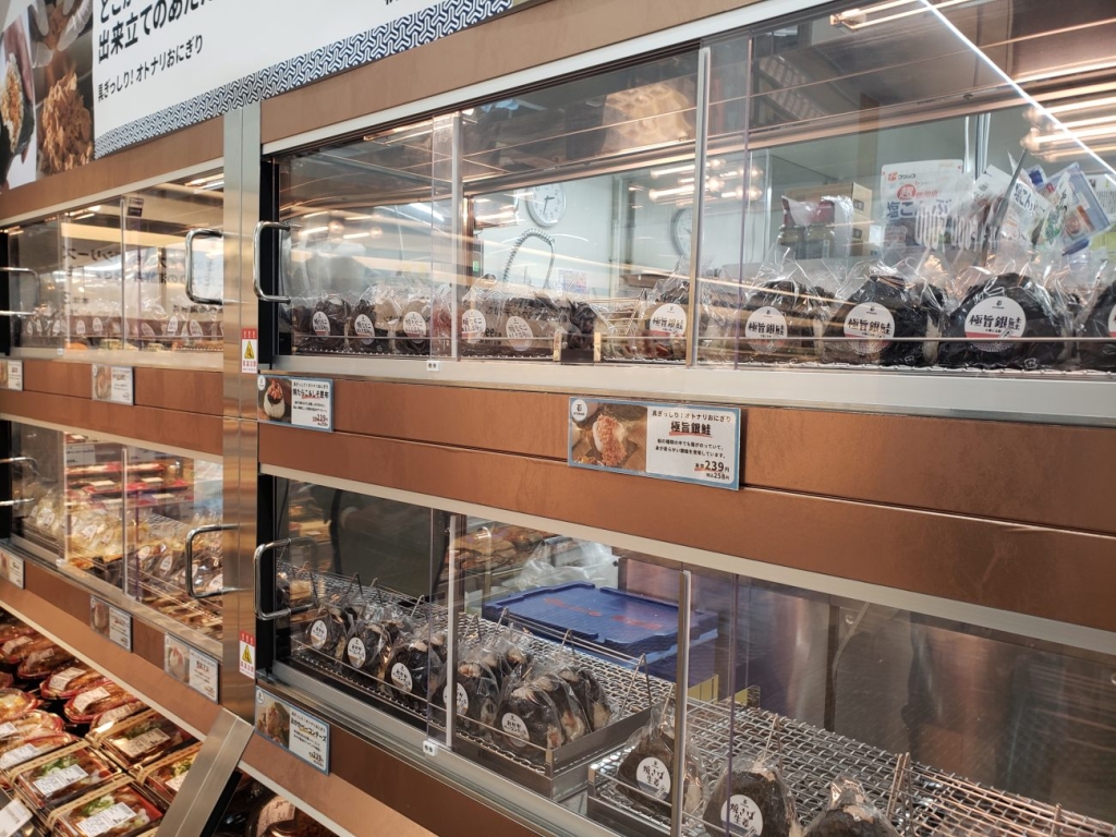 ホットケースで提供する温かいおにぎり