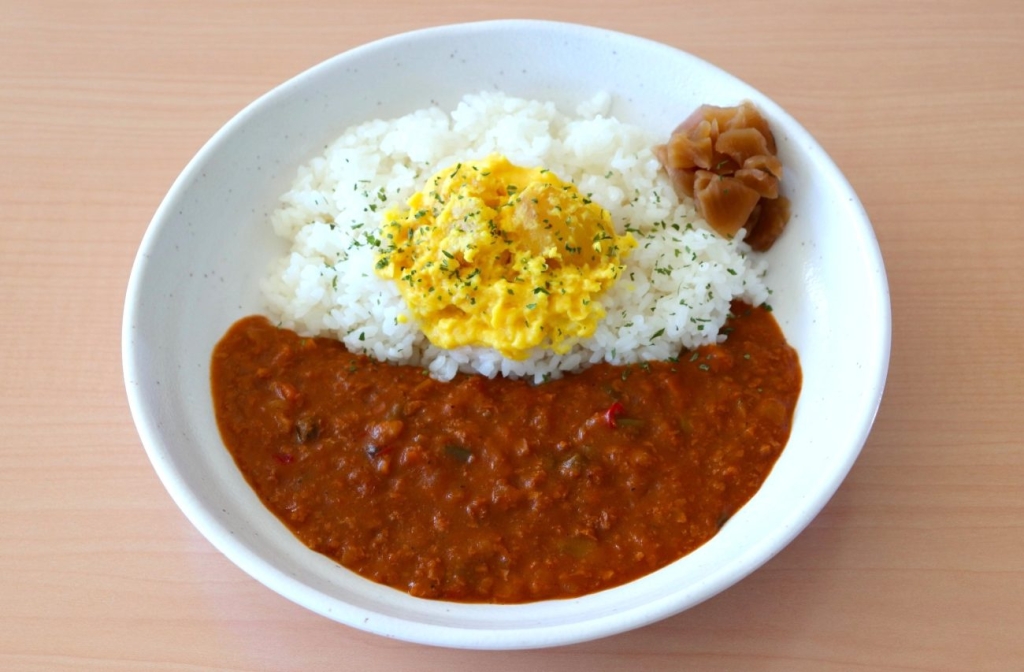 「なないろ野菜とふんわりほぼたまのキーマカレー」