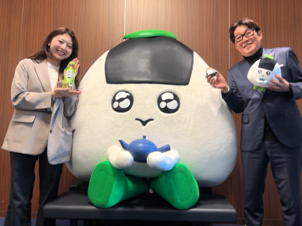 「あや茶丸」（中央）と高村さん（左）、中村氏（右）